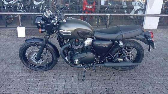 TRIUMPH BONNEVILLE T100 BLACK 900 